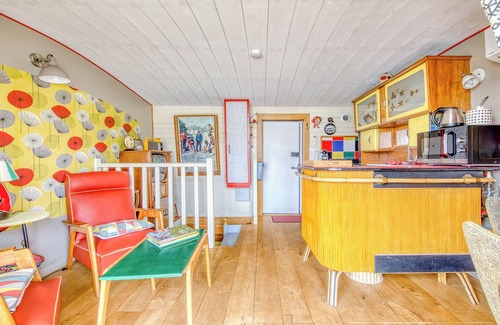 Bassins a Flot Apartment | Apartment 'Suites 1900 Art Deco Et Sixities' with Lake View, Wi-Fi and Air Conditioning