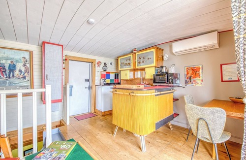 Bassins a Flot Apartment | Apartment 'Suites 1900 Art Deco Et Sixities' with Lake View, Wi-Fi and Air Conditioning