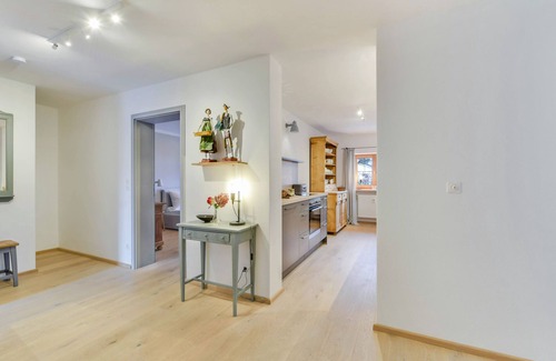 Uebersee Apartment | Apartment 'Sunnseitn Alte Gendarmerie Übersee' with Mountain View, Private Terrace and Wi-Fi