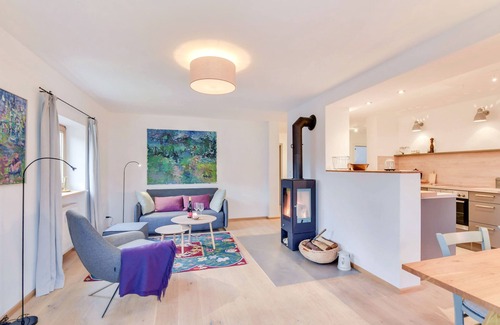 Uebersee Apartment | Apartment 'Sunnseitn Alte Gendarmerie Übersee' with Mountain View, Private Terrace and Wi-Fi