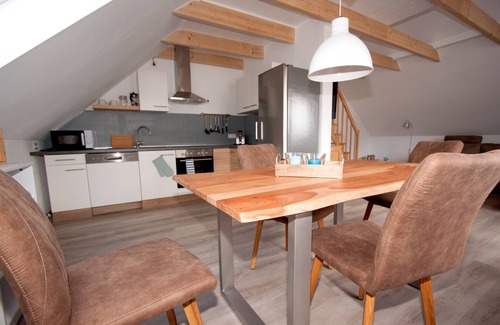 Holthausen Apartment | Apartment 'Sweet Suite' with Shared Garden, Balcony and Wi-Fi