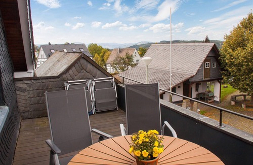 Holthausen Apartment | Apartment 'Sweet Suite' with Shared Garden, Balcony and Wi-Fi
