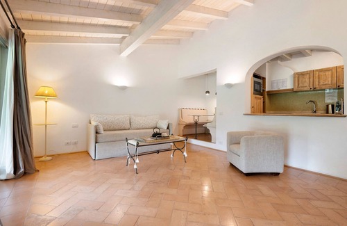 Puegnago del Garda Apartment | Apartment 'Topazio' with Shared Pool, Wi-Fi and Air Conditioning