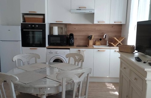 Le Mourillon Apartment | Apartment 'Toulon, Soleil Et Douceur I' with Mountain View, Wi-Fi and Air Conditioning