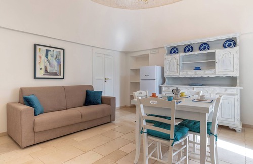 Specchiaruzzo Apartment | Apartment 'Trullo Degli Anelli In Masseria' with Shared Pool, Wi-Fi and Air Conditioning