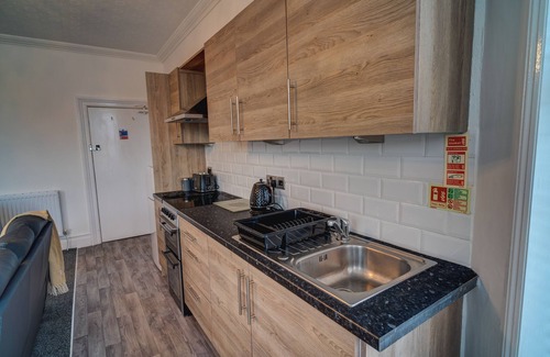Colwyn Bay Apartment | Apartment Twin Ensuite Shower, Partial sea view at Beachmount Holiday Apartments