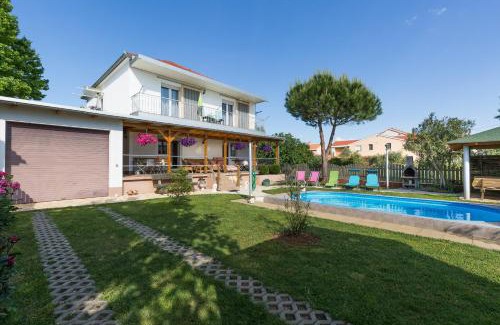 Zadar Apartment | Apartment Twisting By The Private Pool