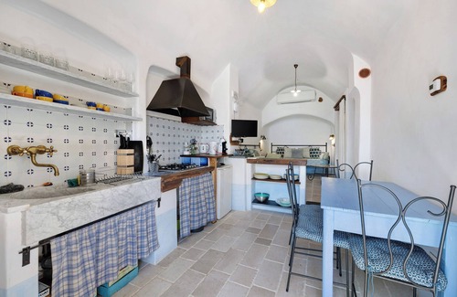 Varigotti Apartment | Apartment 'Ulivo' with Sea View, Shared Terrace & Wi-Fi
