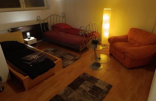 Buchholz-Kleefeld Apartment | Apartment Untergeschoß, 24 H Check-in,Tv,Internet,Küche, Bad, 2 Guest, freeparking,im Keller, VIP Shuttle Service