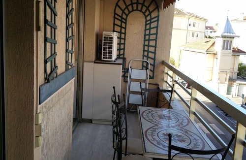 California - Pezou House | apartment view on calm and sunny park