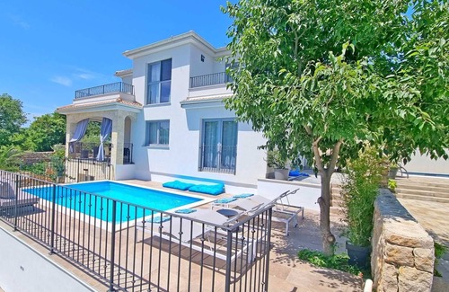 Cizici House | Apartment VIKTORIJA with private pool