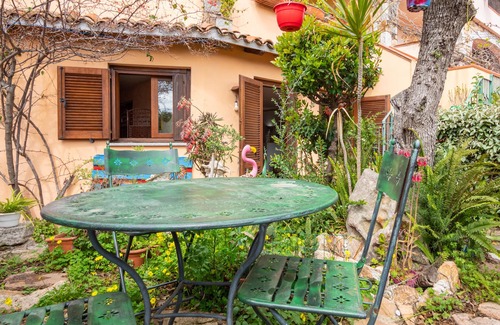 Case Peschiera-Lu Fraili Apartment | Apartment 'Villa Bouganville 2' with Garden