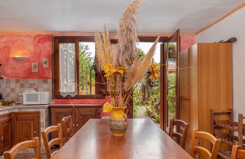 Case Peschiera-Lu Fraili Apartment | Apartment 'Villa Bouganville 2' with Garden