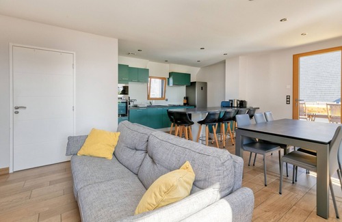Piriac-sur-Mer Apartment | Apartment 'Villa Ker Minet Appartement 12 Pers' with Sea View, Wi-Fi and Air Conditioning
