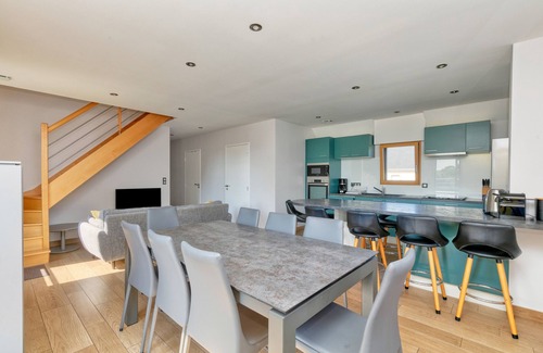Piriac-sur-Mer Apartment | Apartment 'Villa Ker Minet Appartement 12 Pers' with Sea View, Wi-Fi and Air Conditioning