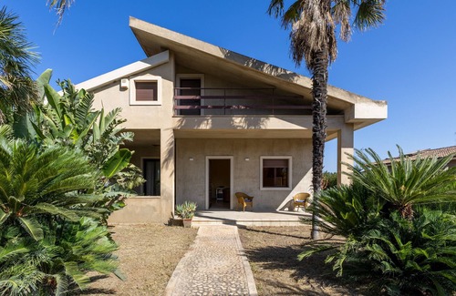 Comiso Apartment | Apartment 'Villa Sam' with Private Terrace, Wi-Fi and Air Conditioning