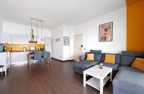 Pulciano Apartment | Apartment 'Virgilio Yellow' with Lake View, Wi-Fi and Air Conditioning