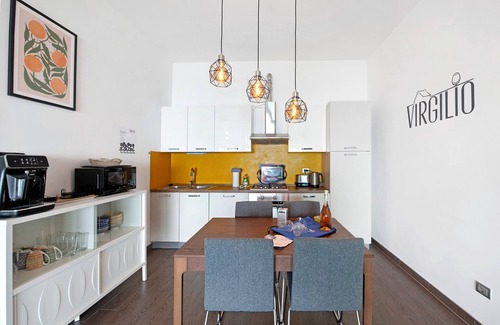 Pulciano Apartment | Apartment 'Virgilio Yellow' with Lake View, Wi-Fi and Air Conditioning