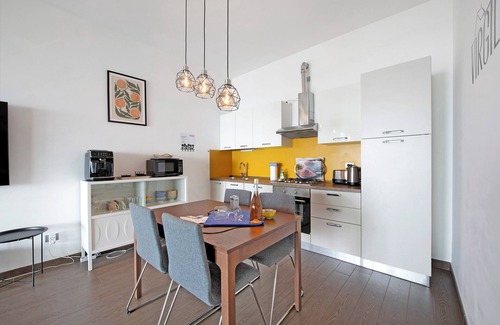 Pulciano Apartment | Apartment 'Virgilio Yellow' with Lake View, Wi-Fi and Air Conditioning