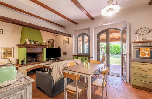 San Gimignano Apartment | Apartment 'Volpe' with Private Pool, Wi-Fi and Air Conditioning