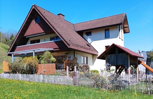 Oberharmersbach Apartment | Apartment 'Wiesenblick' with Balcony and Wi-Fi