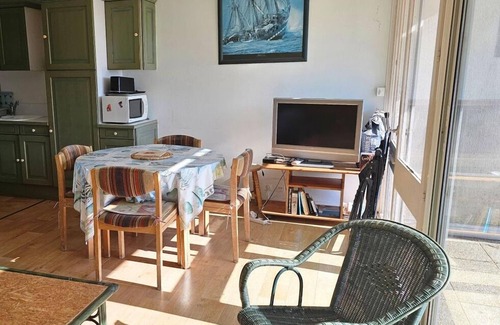 Arzon Apartment | Apartment with beautiful view over a wooded park and a large terrace