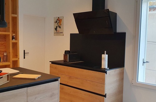 Lespignan Apartment | APARTMENT WITH ELEVATOR, TERRACE, GARAGE 15 MINUTES FROM THE SEA FOR 6 PEOPLE