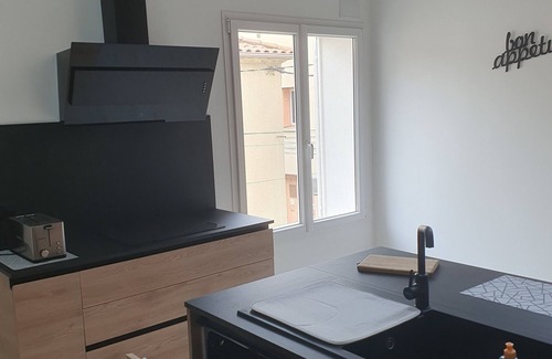 Lespignan Apartment | APARTMENT WITH ELEVATOR, TERRACE, GARAGE 15 MINUTES FROM THE SEA FOR 6 PEOPLE