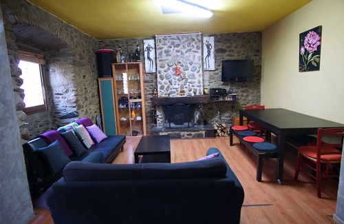 Escouloubre-les-bains Apartment | Apartment with fireplace 200 meters from Puigcerda