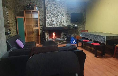 Escouloubre-les-bains Apartment | Apartment with fireplace 200 meters from Puigcerda