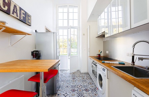 Lagord Apartment | Apartment with garden in a castle