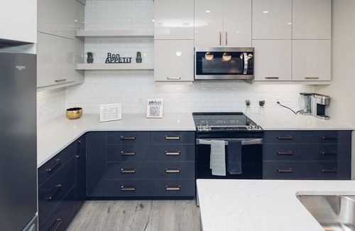 Windsor Apartment | Apartment with Gym and Balcony