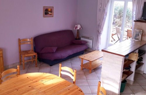 Etreham Apartment | Apartment with large garden prox. from the sea and landing beaches