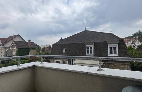 Meudon Apartment | Apartment with mezzanine bedroom