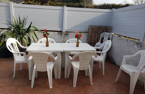 Locmariaquer Apartment | Apartment with outdoor patio