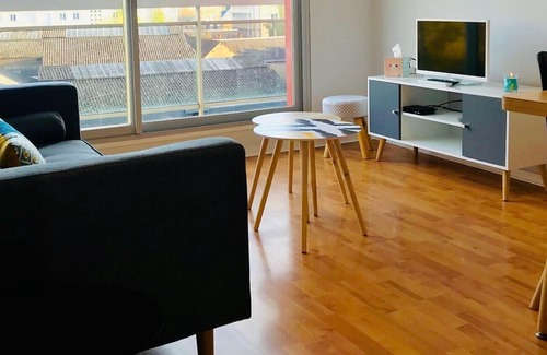 Chartres Apartment | Apartment with parking and balcony view Cathedral