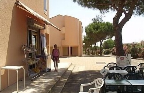 Saint-Pierre-la-Mer Apartment | Apartment with Pool 300 m from the Beach