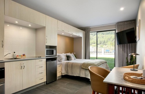 Gisborne Apartment | Apartment with pool 600m to CBD
