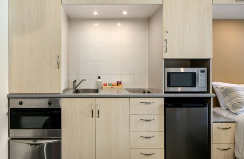 Gisborne Apartment | Apartment with pool 600m to CBD