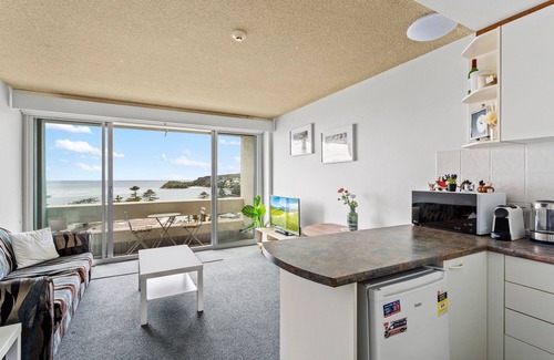Manly Apartment | Apartment with Pool Access, a minute to the Beach