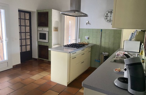 La Crau Apartment | Apartment with pool view and bathtub