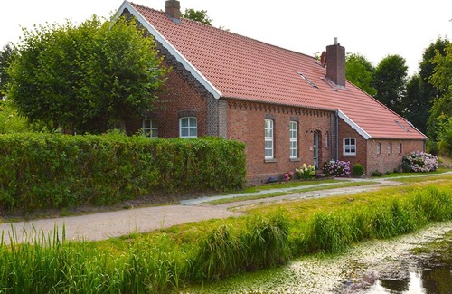 Mittegroßefehn House | Apartment with quiet canal location in Großefehn