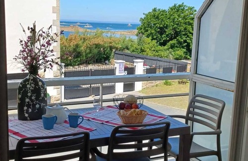 Plougasnou Apartment | Apartment with sea view, GR 34 and beach nearby