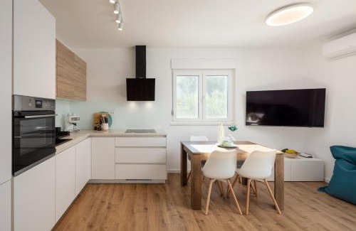 Podstrana Apartment | Apartment with terrace and parking near beach