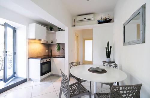 Stazzo Apartment | Apartment with terrace and direct access to the sea. Shared pool. Conchiglia