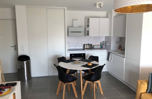 Vence Apartment | Apartment with terrace and mountain view 900 metres from the town center on foot