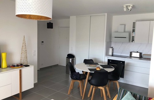Vence Apartment | Apartment with terrace and mountain view 900 metres from the town center on foot