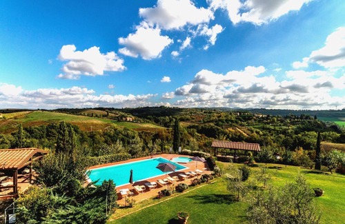 Sughera Apartment | Apartment with WIFI, pool, A/C, TV, veranda, pets allowed, panoramic view, close to San Gimignano
