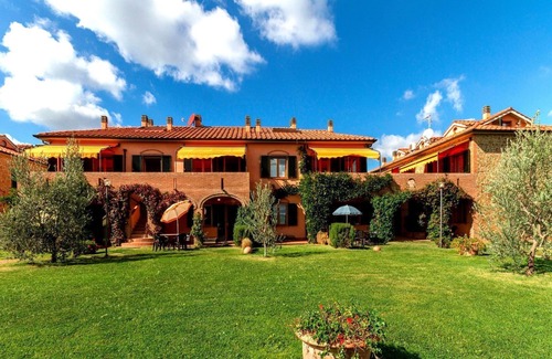 Sughera Apartment | Apartment with WIFI, pool, A/C, TV, veranda, pets allowed, panoramic view, close to San Gimignano