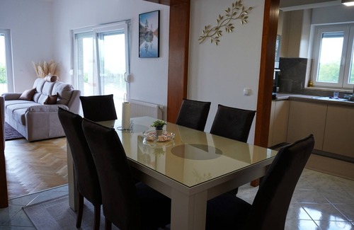 Trn Apartment | Apartment Zona - Luxury Three Bedroom Apartment with Balcony